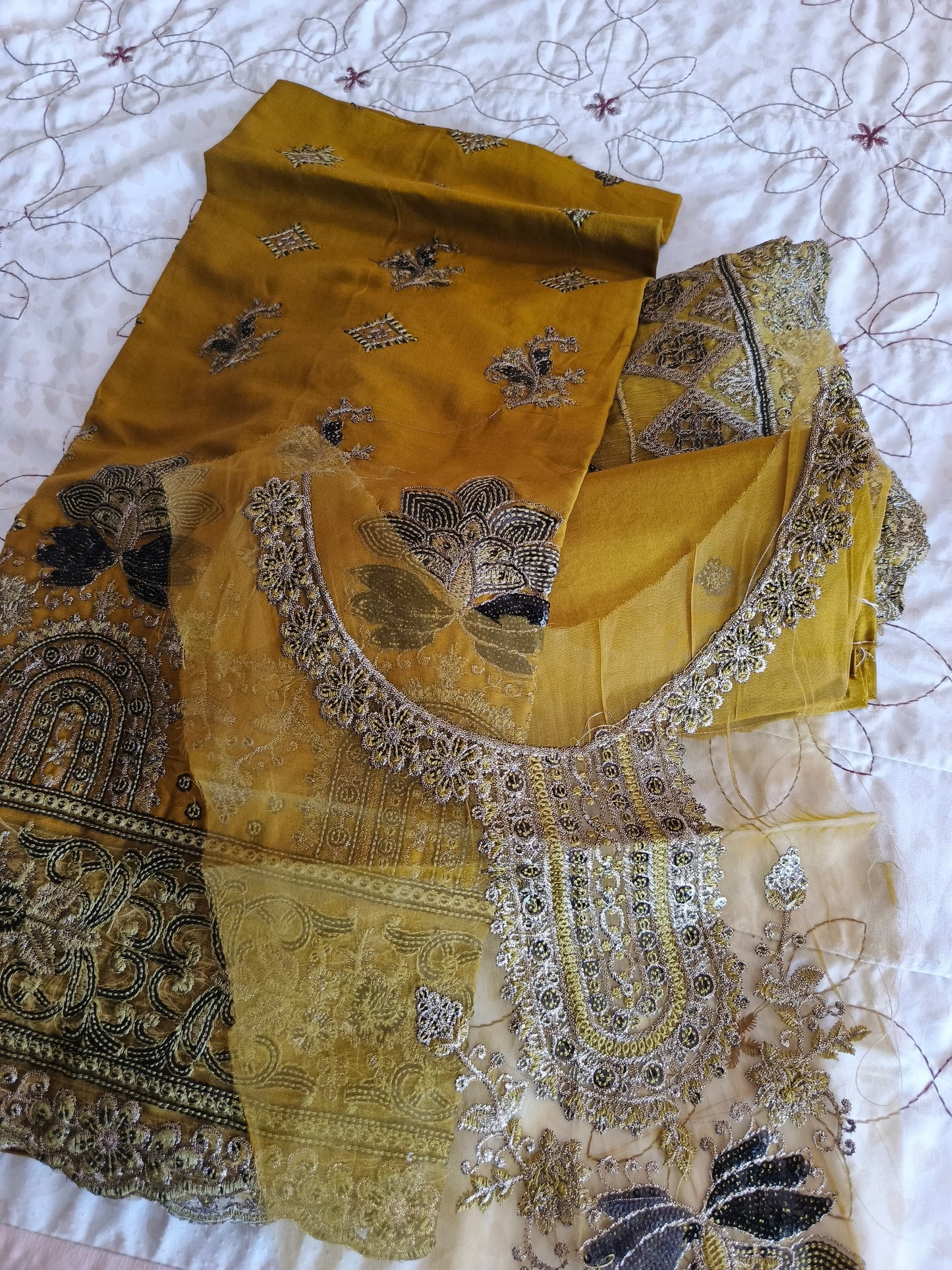 3Pc Lawn Medina Art  Embroiderd with Chiffon Dupatta