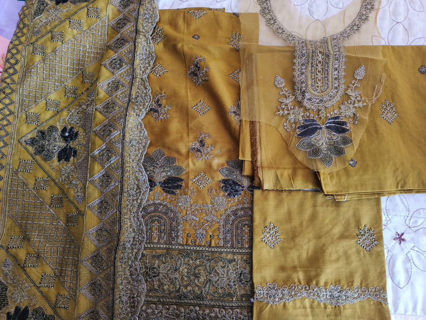 3Pc Lawn Medina Art  Embroiderd with Chiffon Dupatta