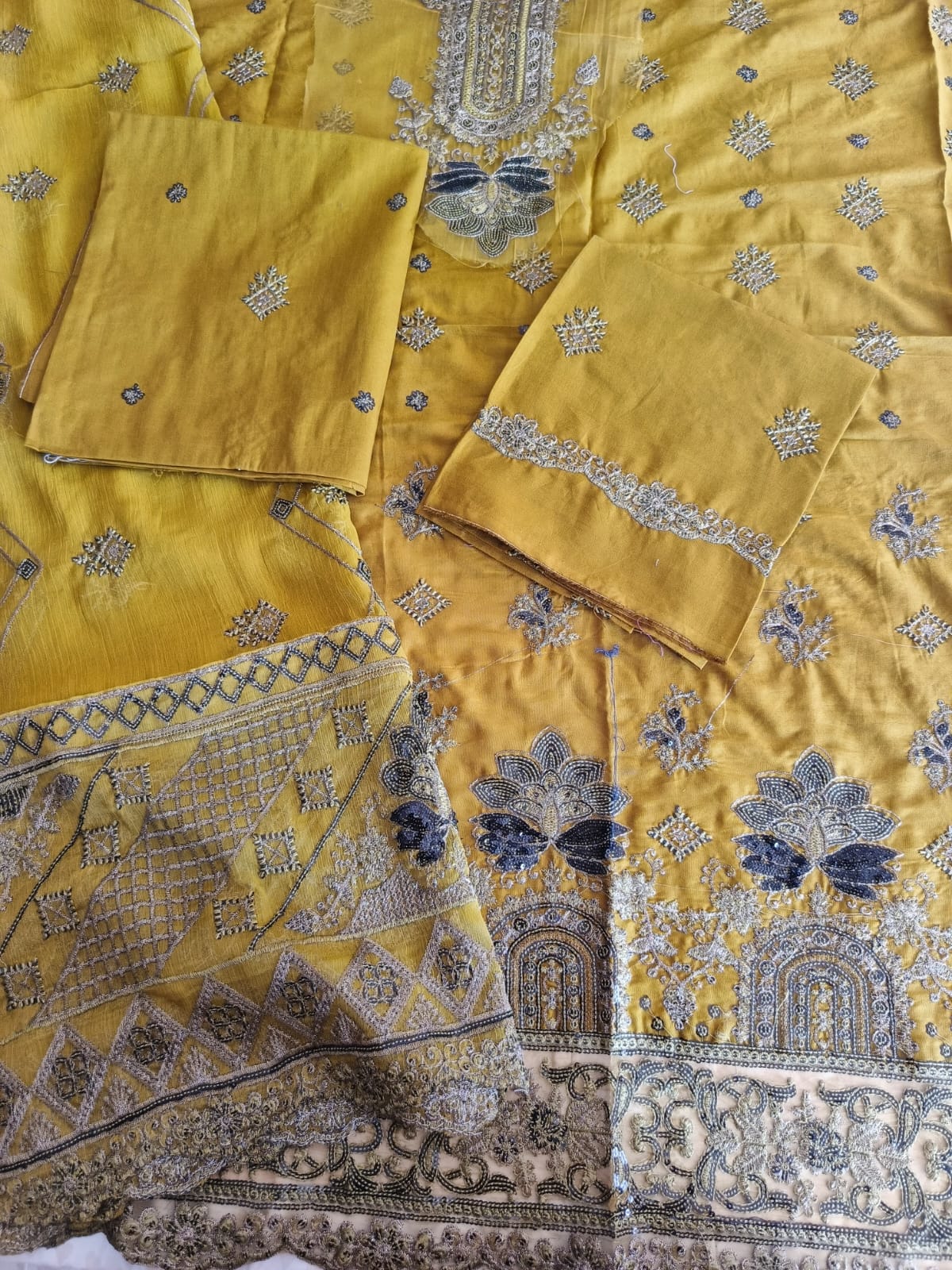 3Pc Lawn Medina Art  Embroiderd with Chiffon Dupatta
