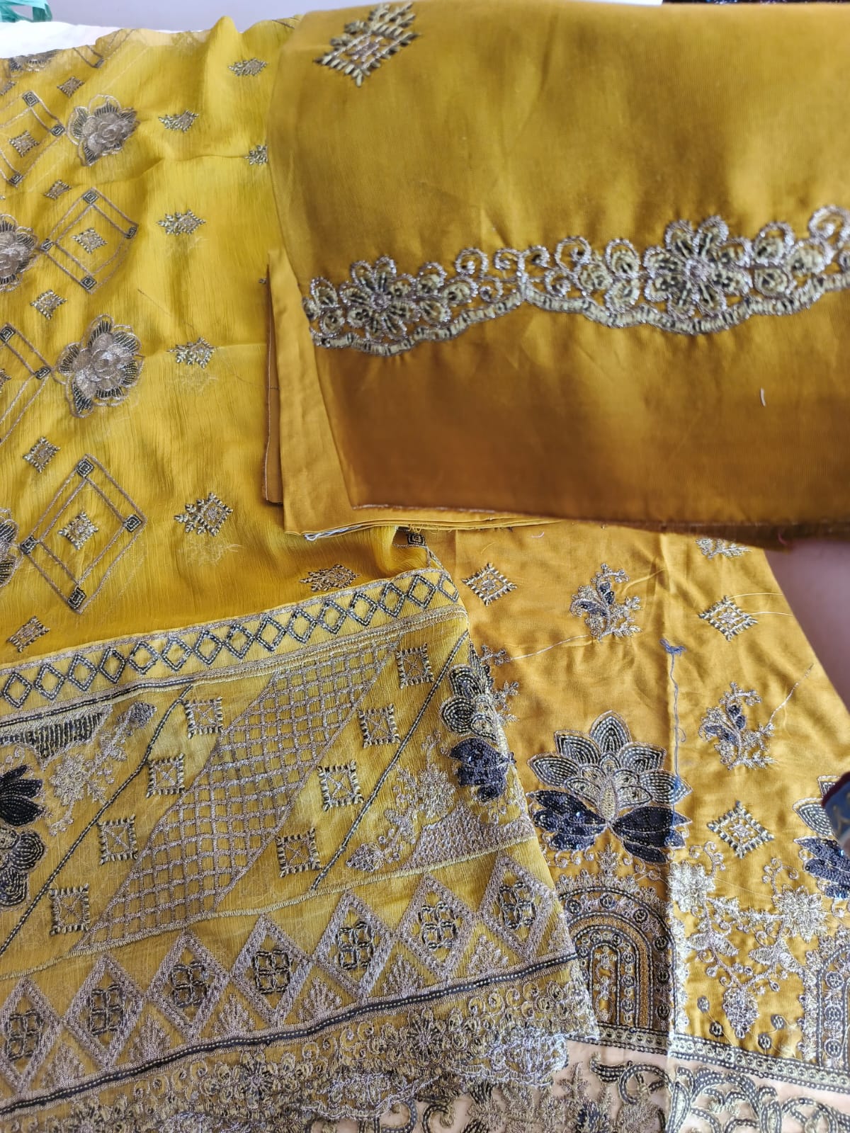 3Pc Lawn Medina Art  Embroiderd with Chiffon Dupatta